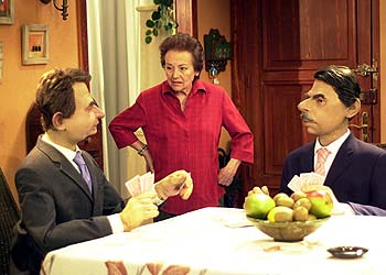 Amparo Baró, junto a los guiñoles de José Luis Rodríguez Zapatero y José María Aznar.