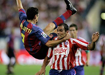 Belletti y Salva, durante un lance del juego.