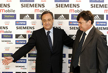 Camacho, junto a Florentino Pérez el día de su presentación como nuevo técnico.
