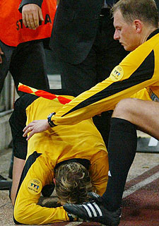 Frisk se duele en el suelo tras el monedazo recibido.