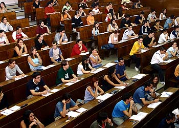 Alumnos en un aula durante las pruebas de selectividad en la Universidad Complutense la semana pasada.