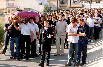 Masiva despedida en Fortaleny al policía tiroteado en Sueca