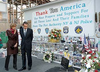 El presidente del Gobierno español, acompañado de su esposa, en la  zona cero  de Nueva York.
