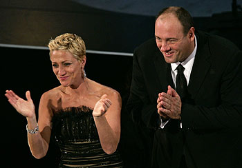 Edie Falco y James Gandolfini, protagonistas de  Los Soprano,  en la entrega de los Premios Emmy 2004.