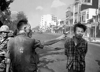 La ejecución de un prisionero del Vietcong en una calle de Vietnam.