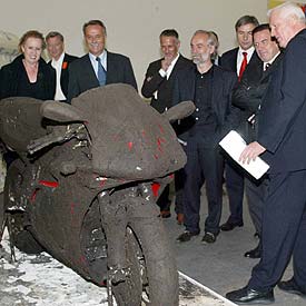 Schröder, segundo por la derecha, e invitados miran la pieza  Krad , de Franz West, de la colección Flick.