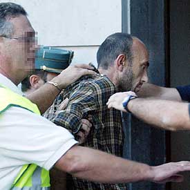 El presunto homicida, ayer, a su llegada al juzgado de Sueca.