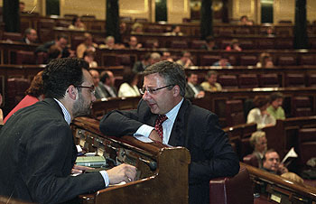 El secretario de Organización del PSOE, José Blanco (a la derecha), habla con el portavoz de Izquierda Verde, Joan Herrera.