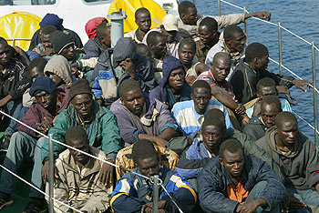 Rescatadas dos pateras al borde del naufragio