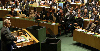 El presidente de Estados Unidos, George W. Bush, durante un momento de su intervención ante la Asamblea General de la ONU, en Nueva York.