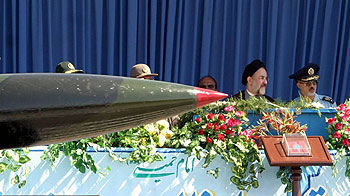 El presidente iraní, Mohamed Jatamí (segundo por la derecha), contempla el desfile militar celebrado ayer en Teherán.