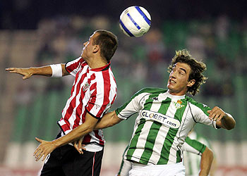 Yeste y Castellini disputan el balón durante el partido.