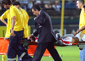 El jugador sevillista Pablo es retirado en camilla tras su choque con David.
