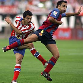 Xavi intenta taponar un disparo de Jorge, el pasado domingo en el Calderón.