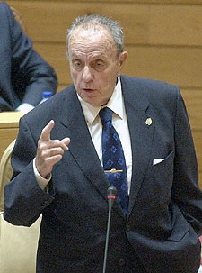 El presidente de la Xunta, Manuel Fraga, responde en el Parlamento.