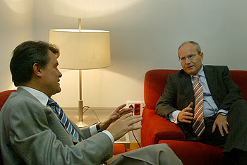 Artur Mas y José Montilla, durante su entrevista ayer en Barcelona en la sede del PSC.