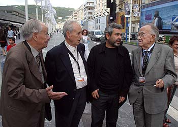 De izquierda a derecha, Gervasio Puerta, Miguel Núñez, Manuel Palacios y Santiago Carrillo, a la salida de la presentación en el Festival de Cine de San Sebastián del documental  Rejas en la memoria,  dirigido por Palacios y en el que intervienen Puerta, Núñez y Carrillo.