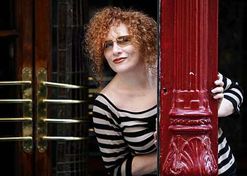 Magüi Mira, frente al teatro Infanta Isabel, donde representa  La noche de Molly Bloom. 