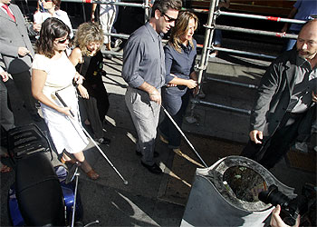 Trinidad Jiménez camina por la Gran Vía con los invidentes