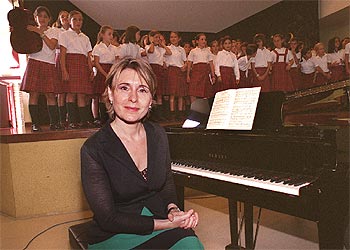 María Bayo cantó para escolares de primaria y secundaria en un colegio de Bilbao.