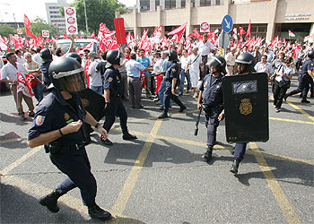 Los trabajadores del campo de la provincia de Sevilla, que llevan 15 días de huelga en la recogida de la aceituna, durante la manifestación de ayer.