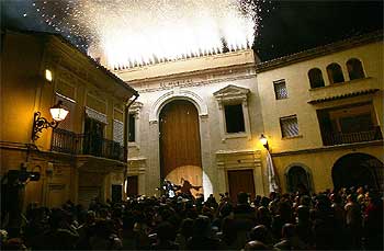 Fuegos artificiales en el  espectáculo de Teatre de L'Ull, anoche, en la inauguración del teatro El Musical, en el distrito Marítimo de Valencia.