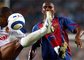 Álvaro y Eto'o, en una jugada en la que pugnan por el control del balón.