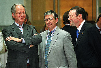 Juan María Atutxa, Fernando Ruiz Piñeiro, presidente del Tribunal Superior del País Vasco, y Juan José Ibarretxe, en la apertura del año judicial. rnrn