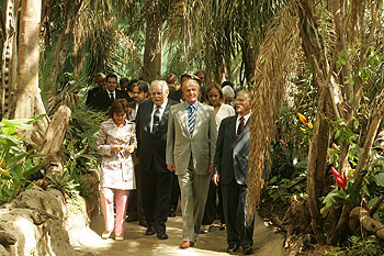 El Rey visita  La selva tropical,  dentro del Museo Cosmocaixa, inaugurado ayer en Barcelona.