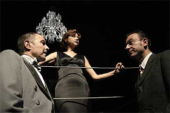 Manel Barceló, Amparo Ferrer-Báguena y Carlos Vicente (derecha), en 'Hedda Gabler'.