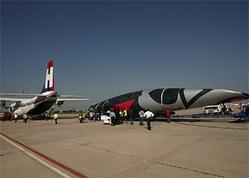 Llegada a Manises del velero neozelandés  NZL-81,  que competirá en octubre en las prerregatas de la Copa del América.