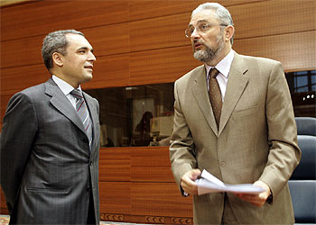 Rafael Simancas, portavoz del PSOE en la Asamblea, a la izquierda, y Fausto Fernández, portavoz de IU, antes de iniciar el debate.