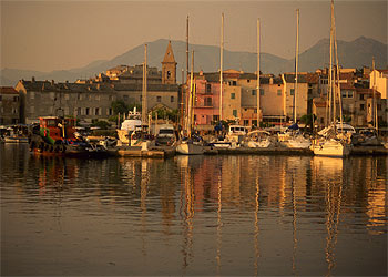 Vista del puerto deportivo del pueblo de Saint Florent, al norte de la isla de Córcega.