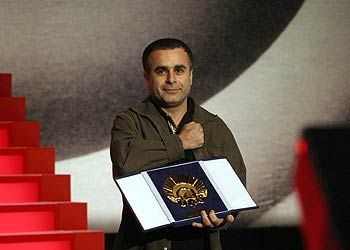 El director kurdo Bahman Ghobadi, ganador de la Concha de Oro con  Las tortugas pueden volar,  anoche en San Sebastián.