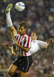 Helguera despeja espectacularmente ante Urzaiz.