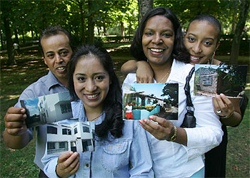 Concha Sisteras, en Valencia, muestra la foto de su marido, que emigró a Alemania en 1962.