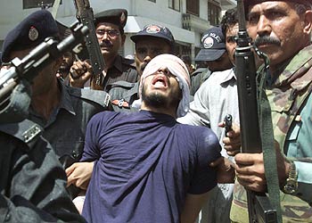 Ramzi Binalshibh, coordinador del 11-S, poco después de ser detenido en Pakistán, en septiembre de 2002.