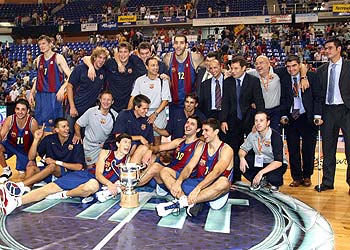 Jugadores y técnicos del Barça, con el trofeo conquistado.