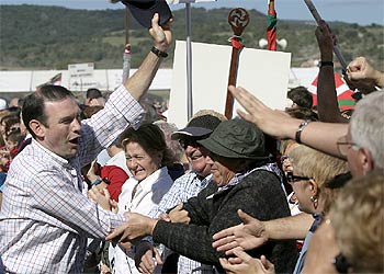 El  lehendakari,  Juan José Ibarretxe, a su llegada al  Alderdi Eguna. 