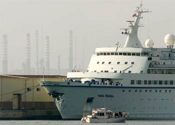 Un crucero con 600 pasajeros choca con un petrolero en Algeciras