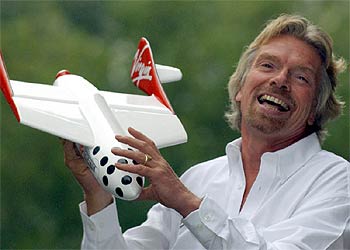 Richard Branson posa ante la prensa durante la presentación del  SpaceShipOne rnrn.