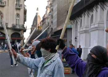Un grupo de  piqueteros  protesta en la plaza de Mayo por la detención de un líder social.