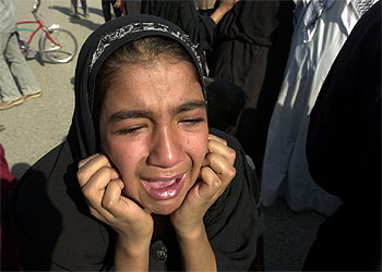 Una mujer llora tras la muerte de su hermano en un enfrentamiento con tropas de EE UU en Bagdad.