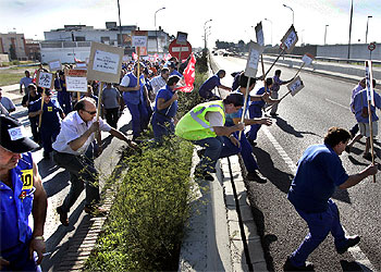 Cientos de trabajadores de Izar marchan hasta el aeropuerto