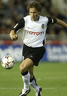 Curro Torres controla el balón.