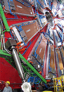 Montaje en el CERN del detector CMS (15 metros de diámetro), que registrará los choques de partículas del LHC.