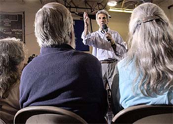 John Kerry se dirige al público durante un mitin celebrado el lunes en un colegio de Wisconsin.