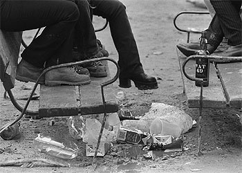 Restos de  botellón  en un parque madrileño, en una imagen de archivo.