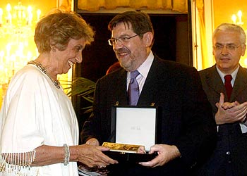 Neus Espresate recibe, de manos del presidente de la Federación de Gremios de Editores, Jordi Úbeda, una placa de homenaje. A a la derecha, el concejal de Cultura, Ferran Mascarell.