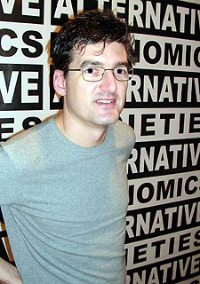 Oliver Ressler, ante uno de los paneles de la videoinstalación.